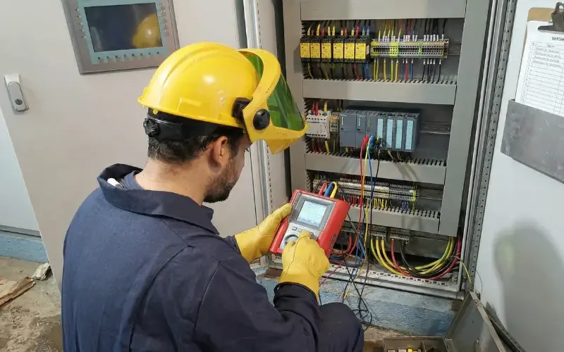 Escena de mantenimiento eléctrico para inmueble residencial o comercial