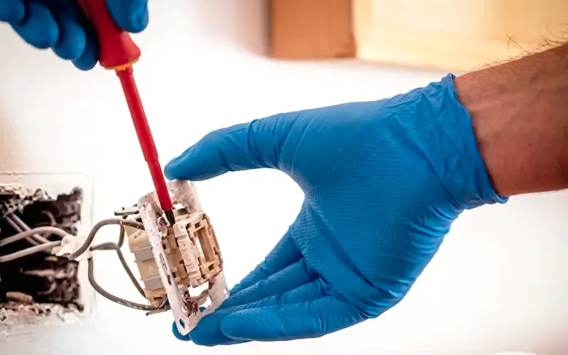 Escena de reparaciones eléctricas para inmueble residencial o comercial
